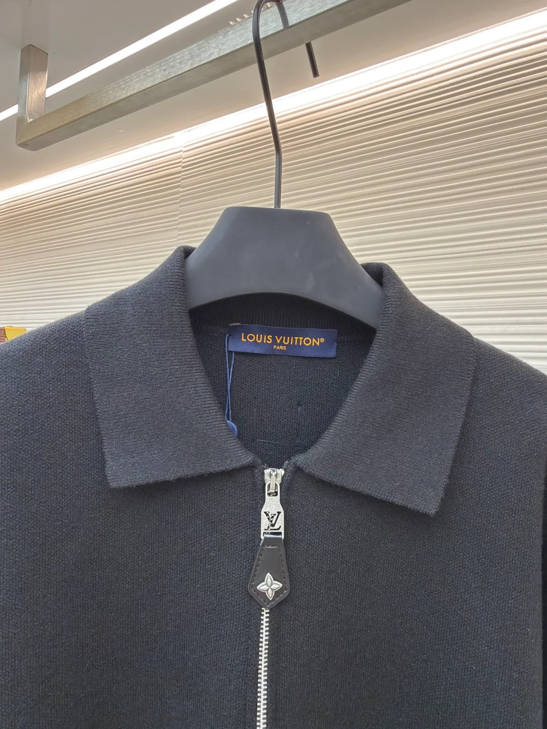LOUIS VUITTON Leather knitted wool zipper cardigan ●Original version: 21600 purchase and development ●Item number: 1680785-B10 ●Fabric: wool fabric ●Technology: laser cutting ●Version: fitted version ●Weight: about 1080 grams ●Size: S-M-L-XL ●Description: Made of merino wool fabric. This wool material has 78% wool content and is a wool yarn with ultra-high wool content. The loom-finished clothes contain 22% cotton, making the clothes more suitable for the upper body. The pocket zipper leather is custom-cut from cowhide, and the slider decoration is also decorated with leather to add a more high-end aspect. The iconic LOGO is embossed on the back panel. The zipper is a No. 5 zipper, electroplated with white copper material, and laser cutting to hollow out the LV logo, which is a very heavy-duty one. This knitted belted jacket is made of sheep wool and features leather details such as edged pockets and Monogram floral rivet zipper pulls for a modern feel. It can be worn as a jacket or coat, or paired with a shirt or T-shirt. Knitted shirt-style collar, ribbed cuffs and hem, zip closure with logo zip puller trim pockets at front, and logo metal rivet accent tag at rear. The overall wiring is straight and delicate, the fabric is comfortable and soft, and the color is consistent without color difference. It can be matched with the same style to create a fashionable look and control various occasions. Customized accessories, complete with three standards, same style for men and women!